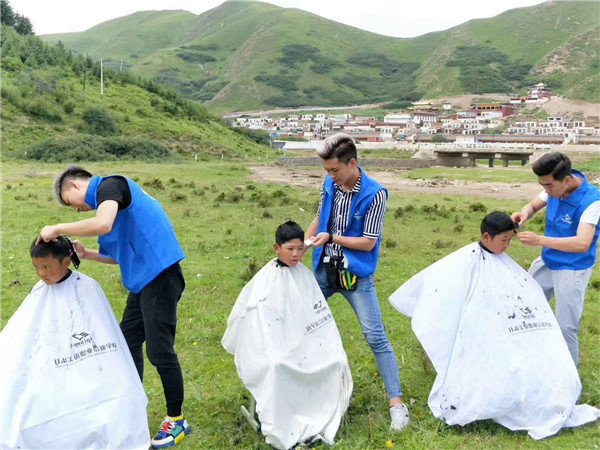 美旗学院爱心发型师走进甘南合作市那吾乡多尔村